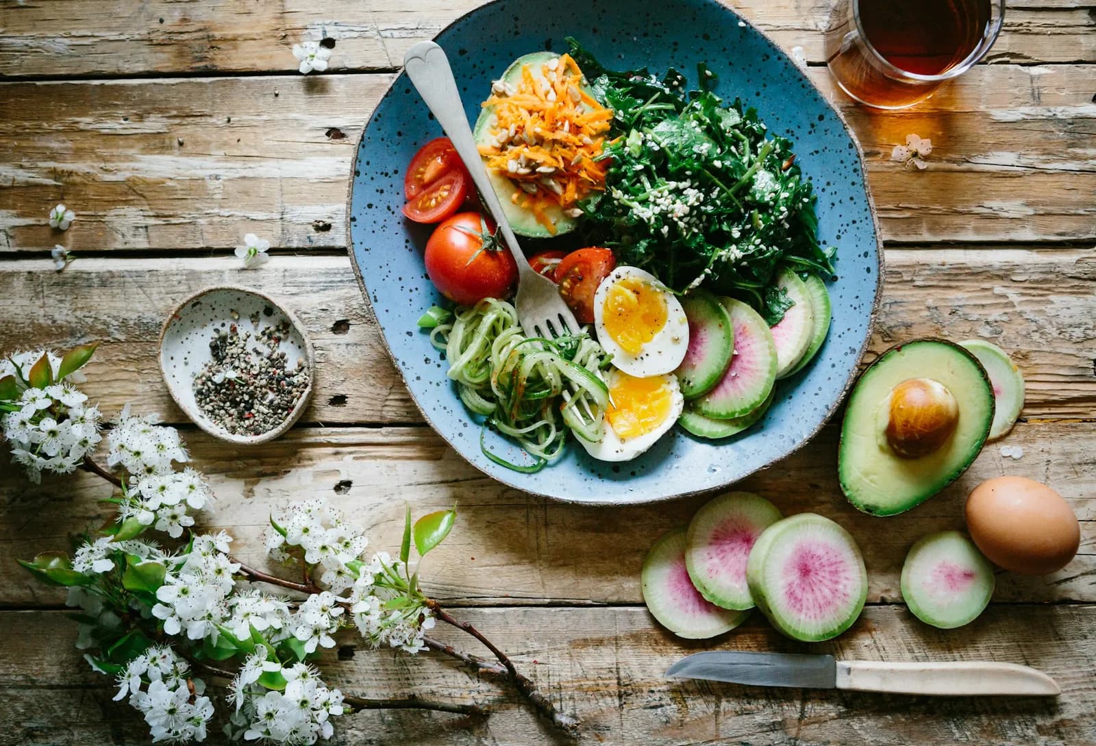 Boodschappentas met groene groenten, avocado, eieren en olijfolie — keto starterspakket