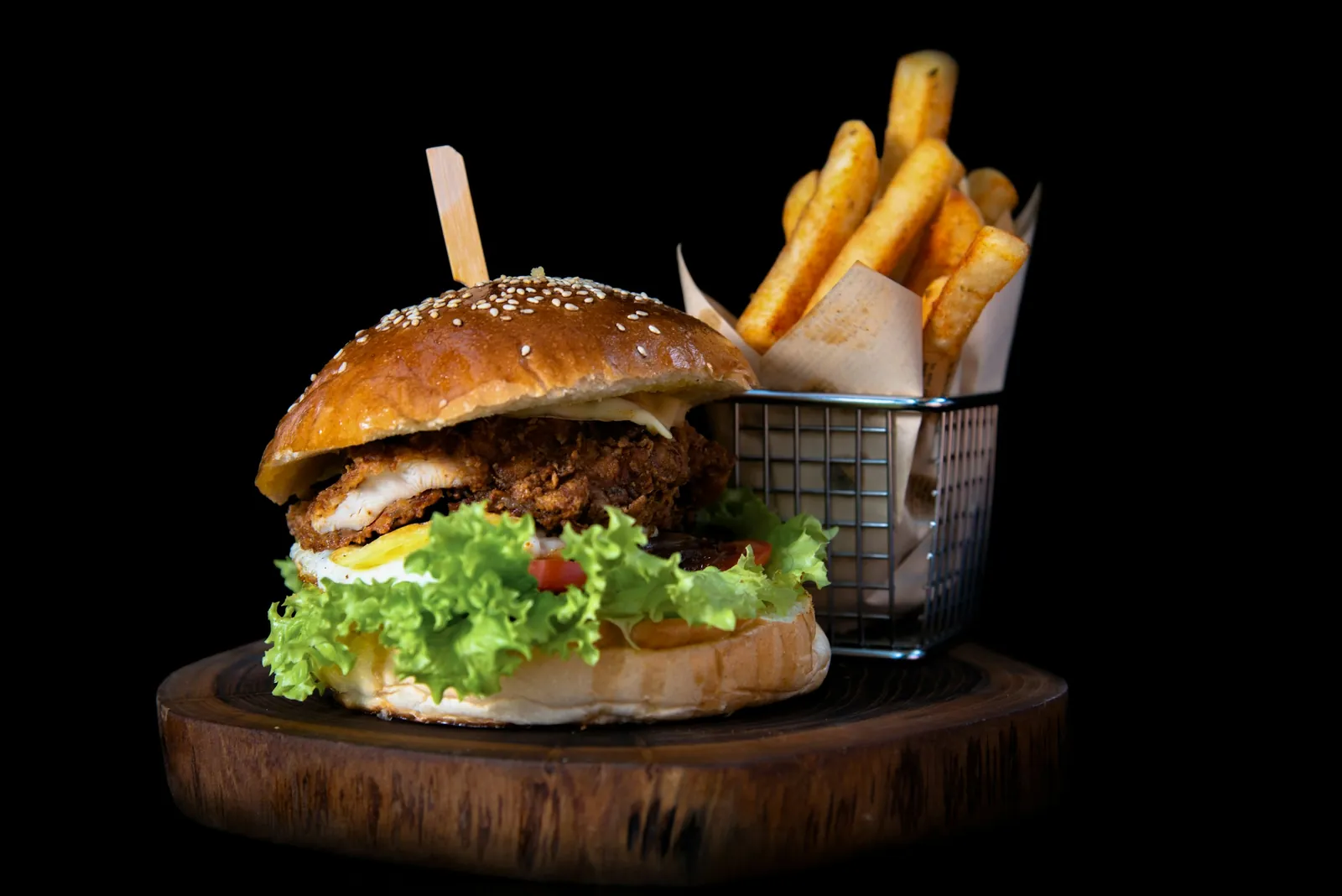 Restaurantbord met biefstuk, courgette en sla — koolhydraten in een keto-vriendelijke maaltijd
